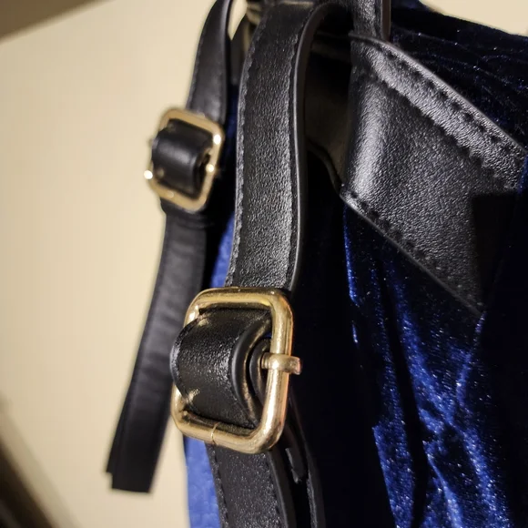 π EUC Navy Quilt Velvet Backpack - Picture 10 of 11